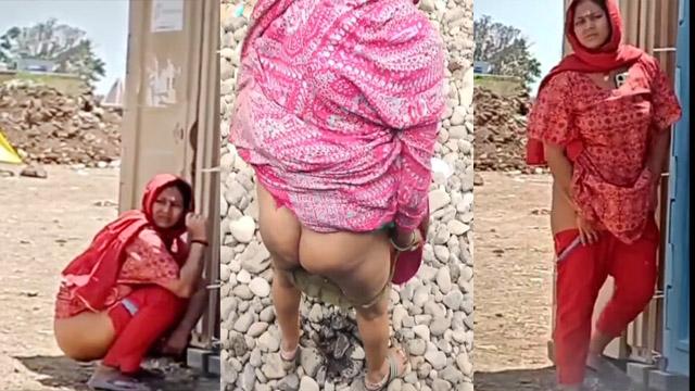 Bhabhi Left Saree Pissing Pussy Sexy Ass Recorded